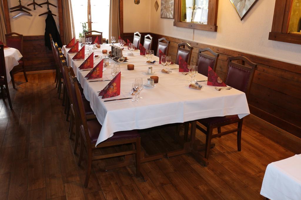 Hotel Restaurant Bahnhof Schüpfen Buitenkant foto